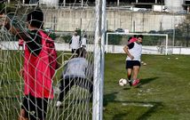 Mois�s tira a puerta durante el entrenamiento del viernes en las instalaciones de Pr�ncipe Felipe.