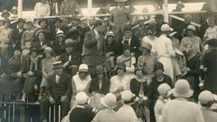 Una tarde en el H�pico de Gij�n, en donde tampoco faltaban los sombreros entre los caballeros y las damas