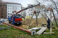 El Concello retir� ayer a toda prisa los columpios viejos, que llevaban d�as apilados en una esquina. 