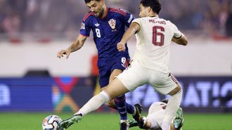 Mikel Merino, cortando un bal&oacute;n