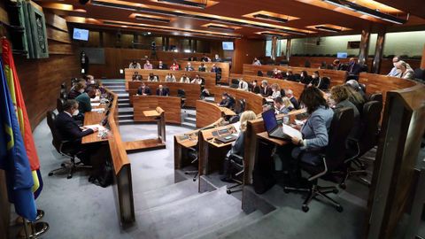  Vista del primer pleno de la Junta General del Principado en el que se recupera la presencia de los 45 diputados en sus respectivos escaños tras más de un año haciendo uso del voto telemático