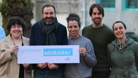 Marcos Su�rez, segundo por la izquierda, con compa�eros del BNG de Mora�a, en una imagen del 2023