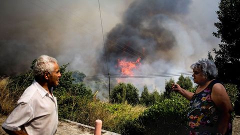 Los vecinos de la zona de Monchique vigilan la evoluci�n de las llamas 