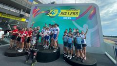 Los patinadores del Rabadeira, a la derecha, en el podio de la prueba celebrada en Le Mans