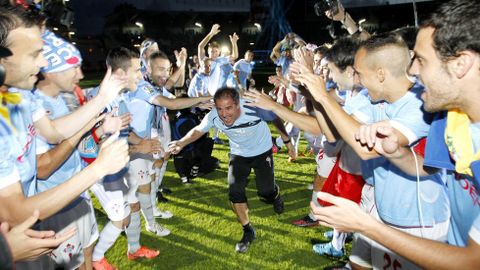Festejando el ascenso junto con sus jugadores en junio del 2012