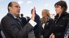 Jacqueline Galant, ministra de Transportes belga (derecha)