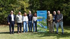 De izquierda a derecha: Chris Reed, director fundador de Stoss Landscape Urbanism; Enrique de Salvador, director del Instituto de Estudos do Territorio; Mara Paz Sangiao, responsable de certificacin Breeam en el Instituto Tecnolxico de Galicia (ITG); Pedro Calaza, director de la Escuela Gallega del Paisaje; Nuria Freire, tcnica de Paisaje de la Fundacin Juana de Vega; Enrique Sez, presidente de la Fundacin Juana de Vega; Jos Luis lvarez Vicente, subdirector del Instituto de Estudos do Territorio; y Edward Fox, profesor titular de Arquitectura del Paisaje y Urbanismo en la University of Manchester