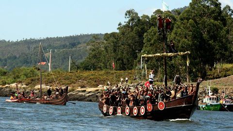 Tres barcos llenos de vikingos desembarcaron al pie de las torres