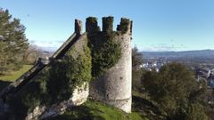 La construccin conserva la torre y restos de antiguos muros