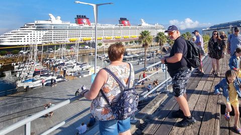 El Disney Dream, durante una de sus escalas en Vigo