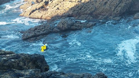 Uno de los percebeiros cruzando el domingo por la tarde entre los pe�ascos