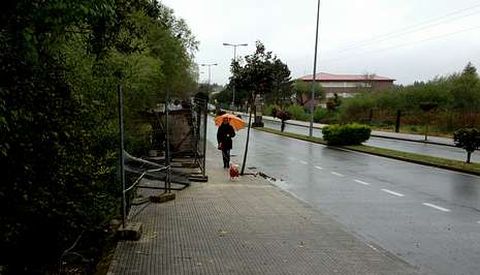 La acera lleva a�os vallada, pese al importante tr�nsito de viandantes de la r�a da Cultura estradense.