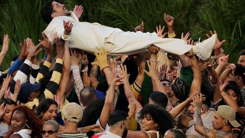 Bad Bunny transform&oacute; el escenario de la Super Bowl en una colorida oda a Latinoam&eacute;rica