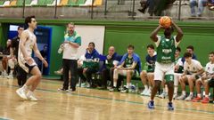 Snyers intenta un triple en otro partido del Xiria esta temporada