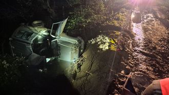 El coche cay� a un peque�o riachuelo pasadas las doce de la madrugada