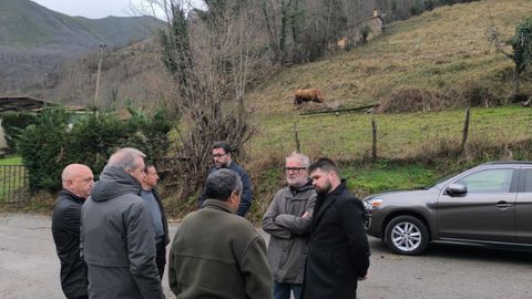 Rafael Cofi�o, diputado de Sumar, junto a Adri�n Gayo, alcalde de Teverga