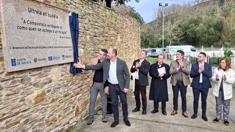Descubrimiento de una placa, ayer en A Ponte de Arante, con motivo del d�cimo aniversario de la declaraci�n de los Caminos del Norte como patrimonio de la humanidad