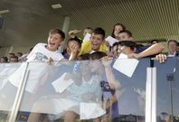 Los chavales acudieron a A Senra  bien pertrechados para exprimir su recuerdo del paso del Celta. 