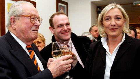 Jean-Marie Le Pen junto a su hija Marine y Steve Briois, del Frente Nacional, despus de una rueda de prensa en Lille, en el 2008