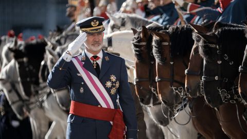 El rey Felipe VI pasa revista durante la Pascua Militar