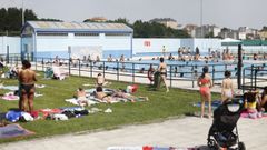 Varios lucenses aguardan impacientes la apertura de las instalaciones acu�ticas de su municipio para poder combatir la ola de calor. En Lugo, Frigsa abri� sus piscinas exteriores hace un par de semanas, a las que se puede acceder pagando un abono de un coste que var�a en funci�n de la edad que tengas o de cuantas veces quieras ir a ba�arte.