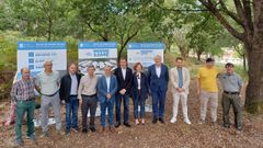 Luis Menor y Rom�n Rodr�guez posan junsto a algunos comuneros.