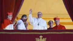El papa Francisco saluda a los fieles en el balc�n de la plaza de San Pedro, tras ser nombrado papa, el 13 de marzo del 2013. 