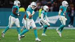 Varios jugadores de los Miami Dolphins celebran el triunfo en el Bernabu.