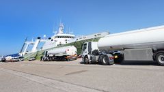 Camiones cisterna suministrando gasoil a un pesquero en el puerto de Vigo el 23 de septiembre del 2026.