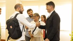 Daniel Barreiro, edil de Deportes (con la mochila), salud� al ya exconcejal por el PP�Jos� Rey Torres.