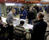 Los votantes ejercen su derecho en el Palacio de los Deportes de A Coru�a. 