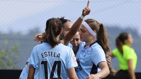 Las jugadoras de As Celtas, celebrando un gol en A Madroa.