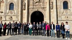 Los participantes en la asamblea, delante del Parador de San Marcos