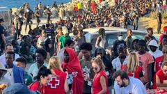 Miles de personas contin�an en Ceuta