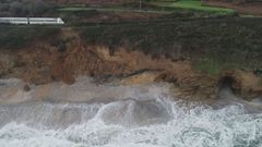 Vista de un tren de Feve circulando por un tramo situado en Foz, entre Nois y Fazouro, junto a una zona en la que se produjeron importantes desprendimientos en el 2024; el Concello trabaja desde entonces con Adif y Costas para solucionarlo.