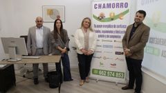 Mariel Pad�n (de blanco), en la presentaci�n de la empresa de asesoramiento energ�tico Chamorro con personal de la compa��a