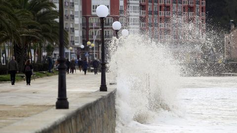 El mar avanza sobre la playa de Covas y toca el paseo marítimo