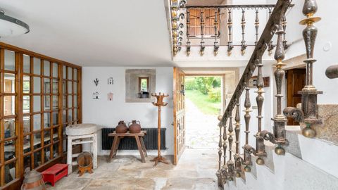 La casa es de planta rectangular y se divide en tres plantas. Hay un gran recibidor, sal�n, cuarto de juegos, cocina con salida al jard�n, despacho y seis dormitorios y cuatro ba�os. No se encuentra habitada en la actualidad, por lo que necesita una puesta al d�a. La parcela en la que est� enclavado el pazo tiene m�s de 5.000 metros cuadrados y est� totalmente cerrada. Adem�s hay una finca anexa de 3,5 hect�reas. En esa zona exterior se sit�an la piscina, una fuente, un h�rreo y una serie de dependencias auxiliares. Hay una zona de jard�n y otra de mayores dimensiones con �rboles frutales. El precio, seg�n la p�gina web de �nique Singular Propieties, es de 700.000 euros. 