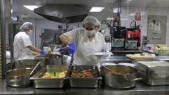 La cocina del hospital de Monforte trabaja entre las ocho de la ma�ana y las diez de la noche