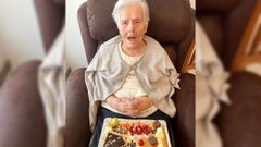 La abuela de la Ribeira Sacra, en su casa de Gundiv�s con la tarta de su 109 aniversario