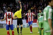 Seoane, recibiendo la tarjeta roja ante el Sporting.