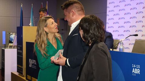 La ministra de Trabajo, Yolanda D&iacute;az, entregando la semana pasada el reconocimiento a ejemplo de relevo en un negocio al gerente de O Churrasco de Rubi&aacute;ns, Juanjo Garc&iacute;a Gerpe.