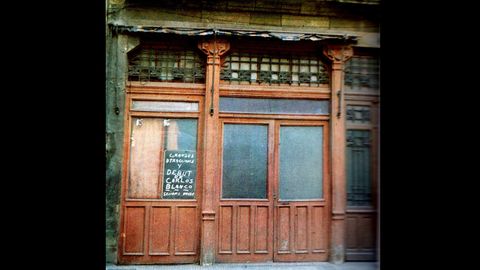 Puerta del peculiar cabaret El Suizo, que en sus ltimos das estuvo en la plaza de Riego y que cerr en el ao 1976 para dejar paso a una pizzera