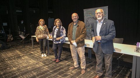 PRESENTACION DEL LIBRO IRMANDIAS, DE AURORA MARCO, EN RIANXO, EN EL ACTO MENSUAL DE BARBANTIA