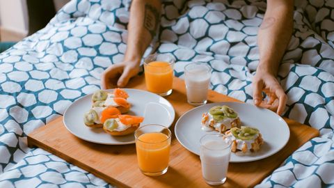 Comida en la cama