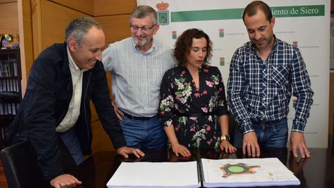 El alcalde de Siero, Ángel García y la concejala de Urbanismo, Noelia Macías