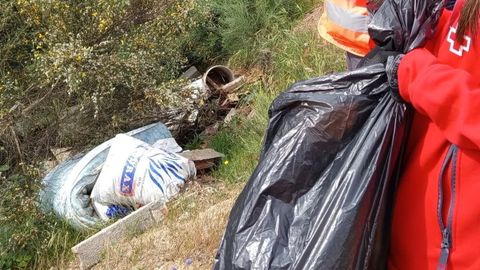 Los voluntarios recogieron todo tipo de residuos en los montes de A Mezquita y Celanova