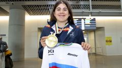 Llegada de Alejandra Neira al aeropuerto santiagu�s de Lavacolla