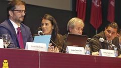 La presidenta del Pontevedra CF, Lupe Murillo, habla con el consejero Enrique Mari�o, en una de las �ltimas juntas de accionistas