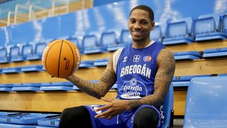 DeWayne Russell posa para La Voz en las gradas del Pazo tras el entrenamiento de este mi&eacute;rcoles.